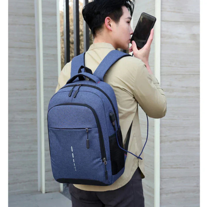 Grauer Alltagsrucksack für Herren, ultraleicht & wasserdicht. Perfekt als Pendlerrucksack oder minimalistische Sporttasche.