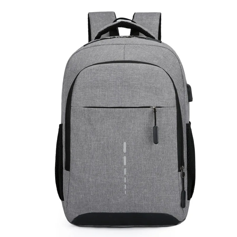 Geräumiges Hauptfach des ultraleichten Herren Rucksacks. Ideal für Kleidung & Laptop im minimalistischen Stil.