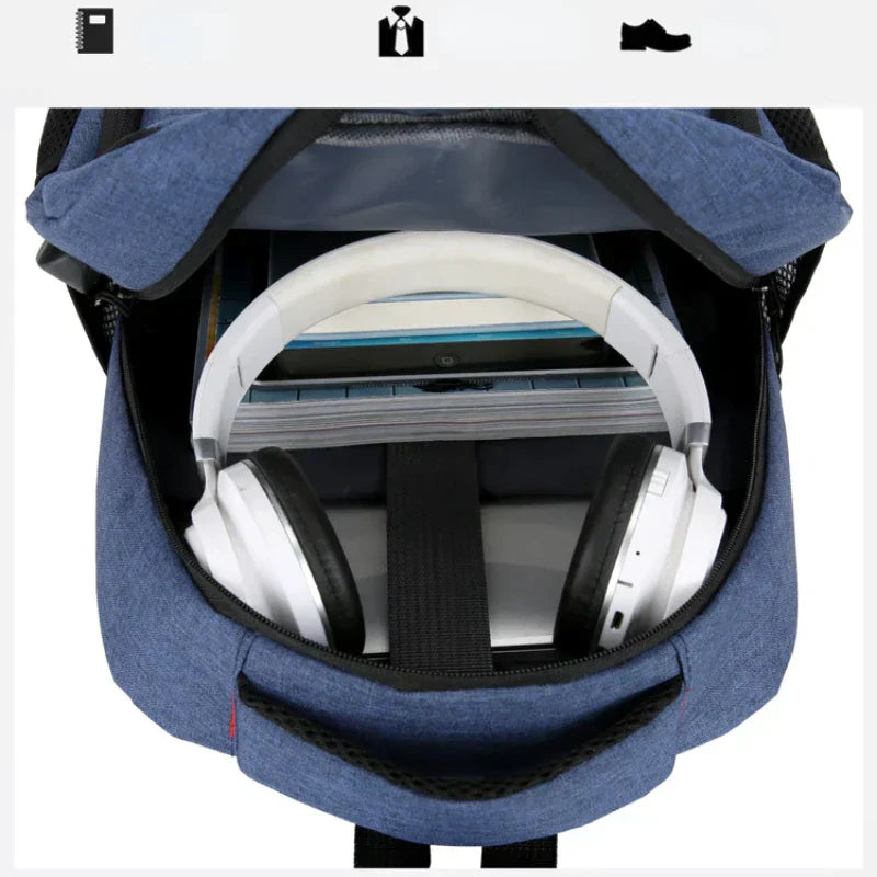 Mann trägt schwarzen wasserdichten Rucksack. Komfortabler, ultraleichter Pendlerrucksack für Herren im Alltag.