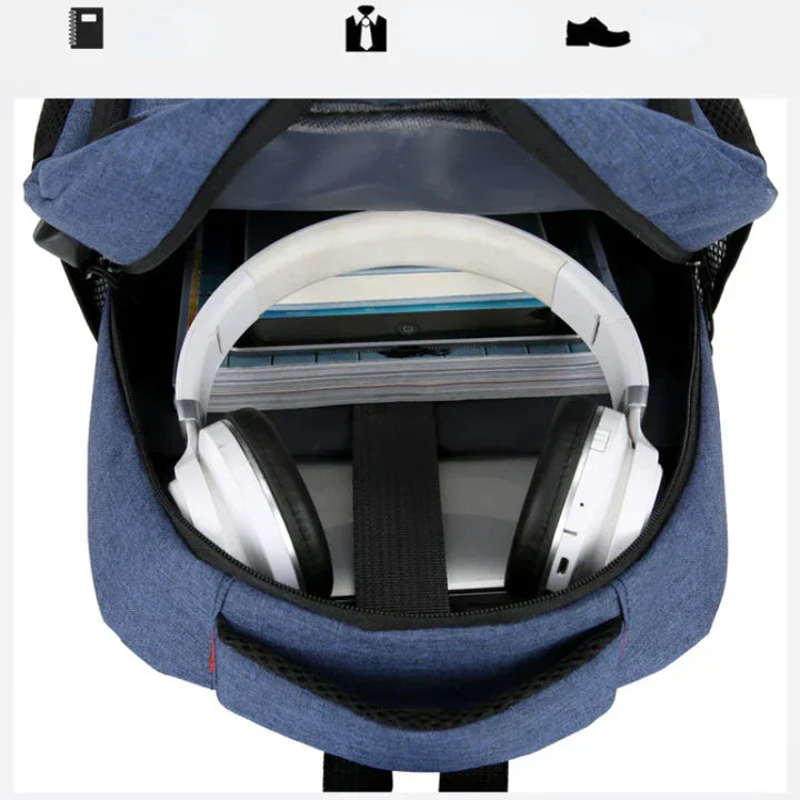 Mann trägt schwarzen wasserdichten Rucksack. Komfortabler, ultraleichter Pendlerrucksack für Herren im Alltag.
