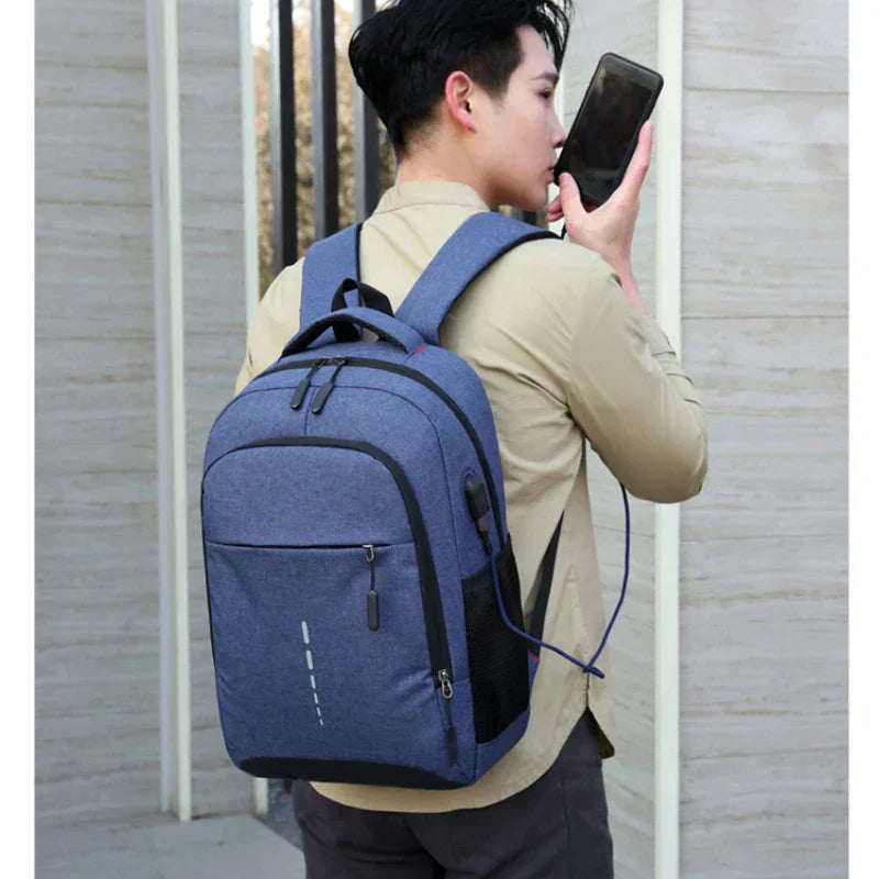 Moderner Männer Rucksack in Schwarz, ultraleicht, wasserdicht, mit cleverer Organisation.