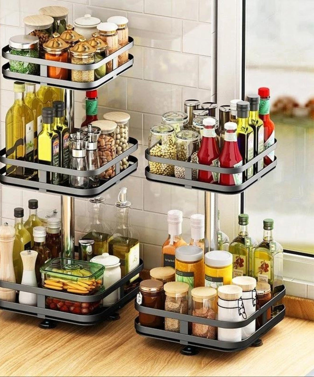 Das schwarze TwistRack 360° als Bad-Organizer. Drehbares Aufbewahrungsregal für Kosmetik und Pflegeprodukte.