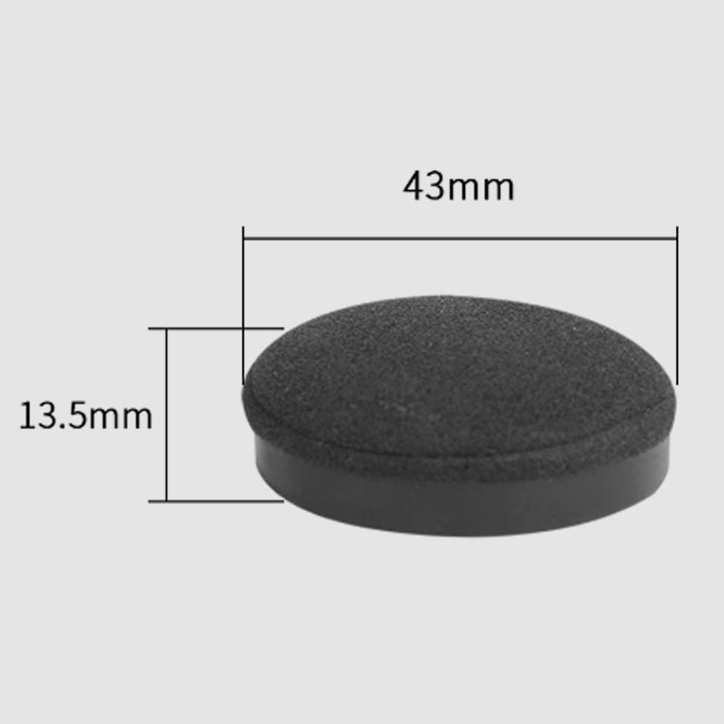 Biker mit BT12 Bluetooth Kommunikationssystem am Helm für sichere Freisprechfunktion.