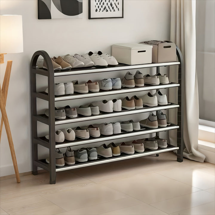 Praktisches 5-Ebenen-Schuhregal in Schwarz. Perfekte platzsparende Schuhablage für mehr Ordnung im Schlafzimmer.
