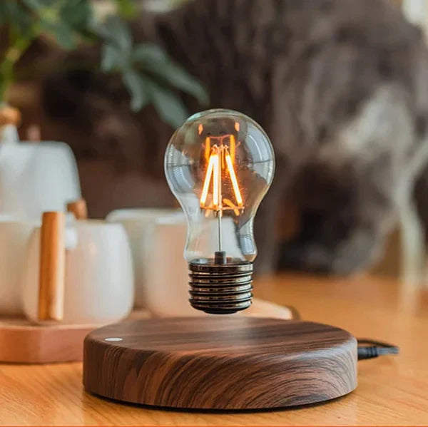 Schwebende LED Glühbirne mit magnetischer Levitation über elegantem Walnussholz-Sockel. Moderne Tischlampe für Ambiente.
