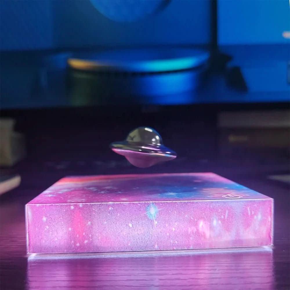 Schwebende LED Nachtlampe im einzigartigen Raumschiff-Design mit magischem Ambiente Licht für moderne Wohnzimmer.