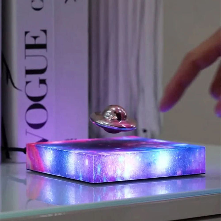 Futuristische magnetische Schwebelampe mit LED-Beleuchtung im Raumschiff-Look; perfektes Technik-Geschenk.