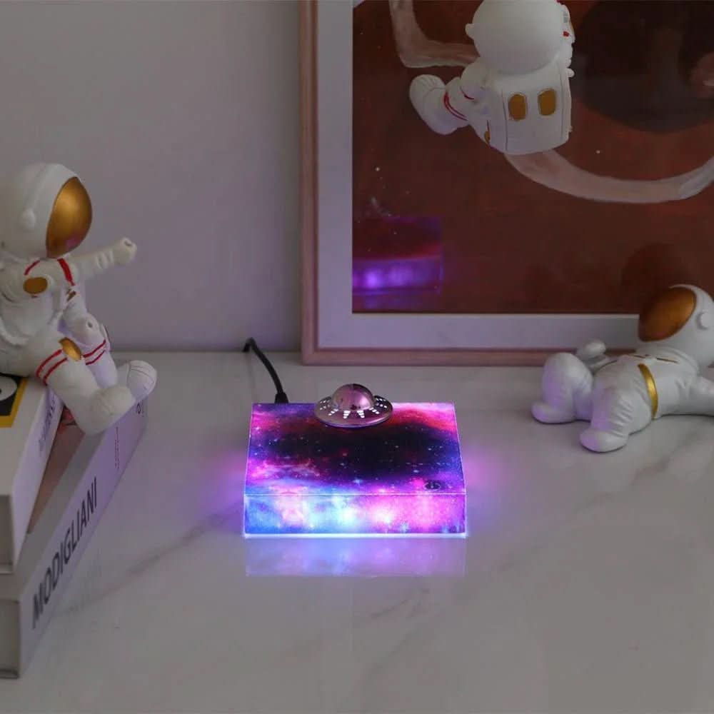 Magische Raumschiff LED-Nachtlampe als einzigartige Dekoration. Schwebendes Design schafft besonderes Ambiente.