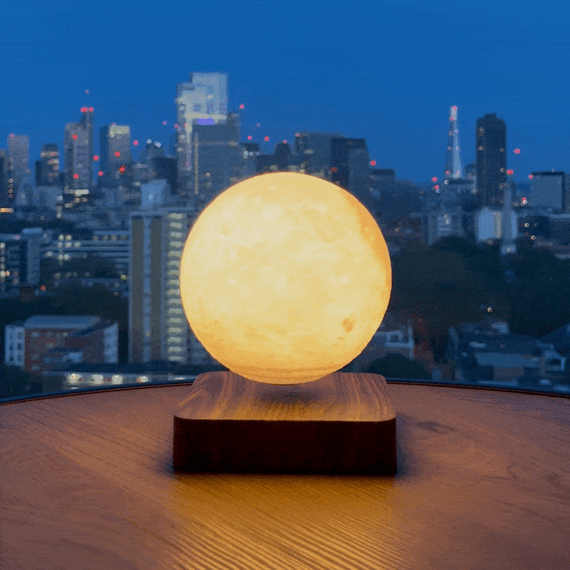 MOONFLOAT schwebende Mondlampe als LED Nachtlicht im Schlafzimmer, mit sanftem Farbwechsel und entspannender Ambientebeleuchtung.