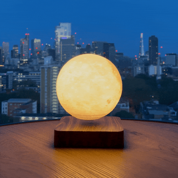MOONFLOAT schwebende Mondlampe als LED Nachtlicht im Schlafzimmer, mit sanftem Farbwechsel und entspannender Ambientebeleuchtung.