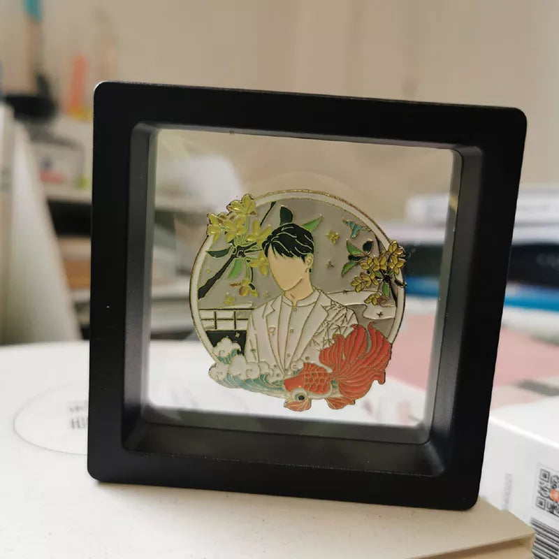 Detailaufnahme: Schmuckstück schwebend in transparenter Display-Box, elegant präsentiert.