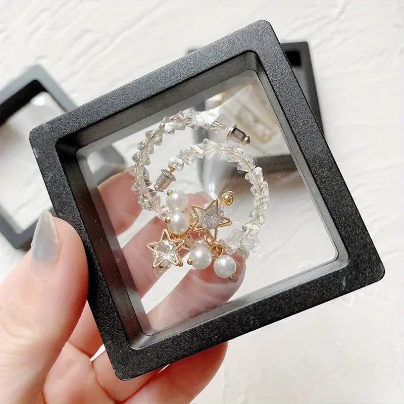 Schwebende Präsentations-Boxen schützen Schmuck und Sammlerstücke vor Staub und Beschädigung.