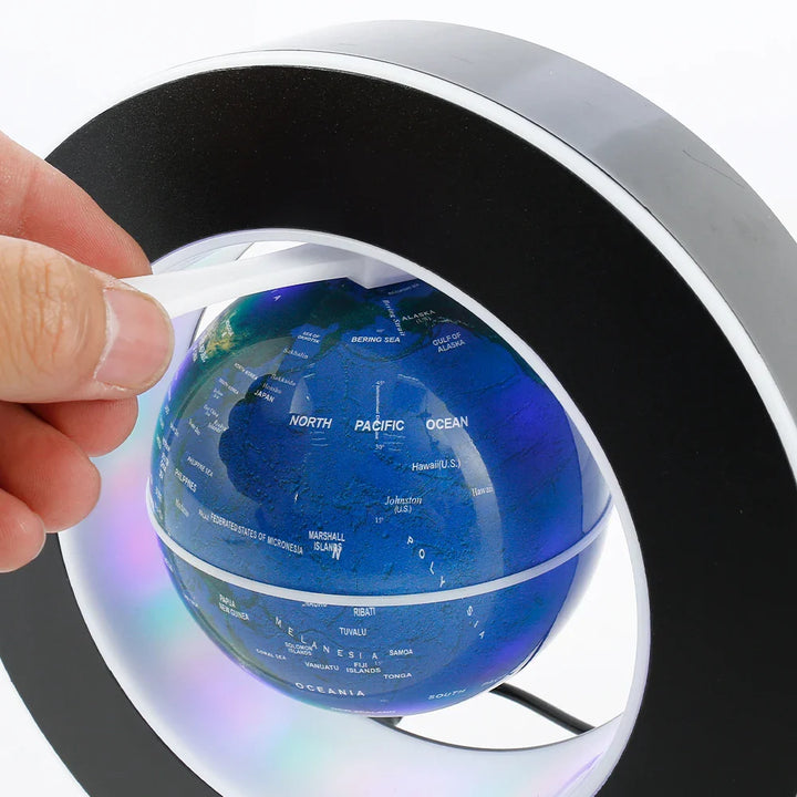 Beleuchteter Globus mit LED-Licht, schwebt frei durch magnetische Levitation, stilvolle High-Tech Schreibtisch-Deko.