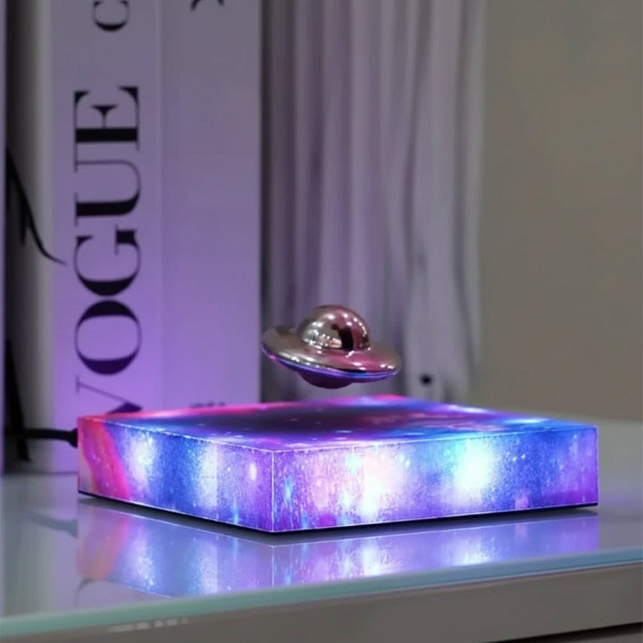 Schwebendes Raumschiff Nachtlicht mit LED-Licht & Magnetschwebetechnik für futuristische Raumdekoration.