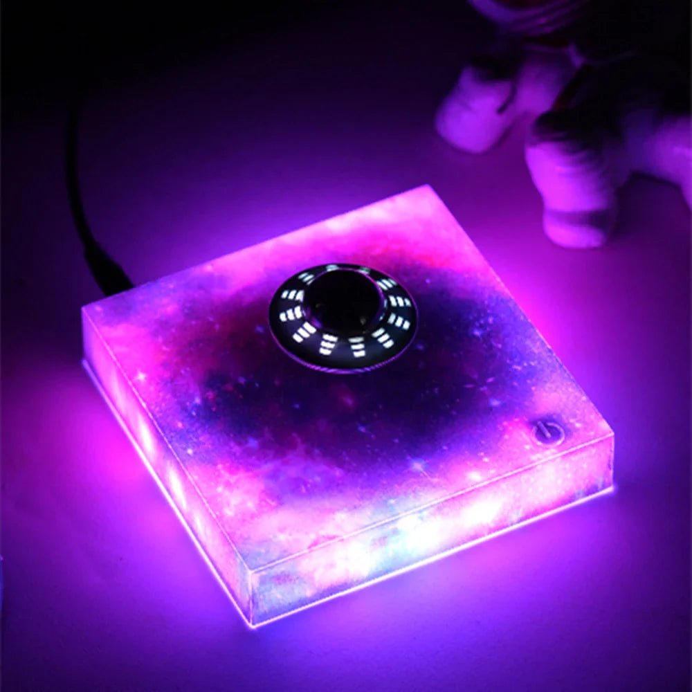 Stilvolles schwebendes Raumschiff Nachtlicht mit Magnetschwebetechnik als Sci-Fi Deko für Zuhause.
