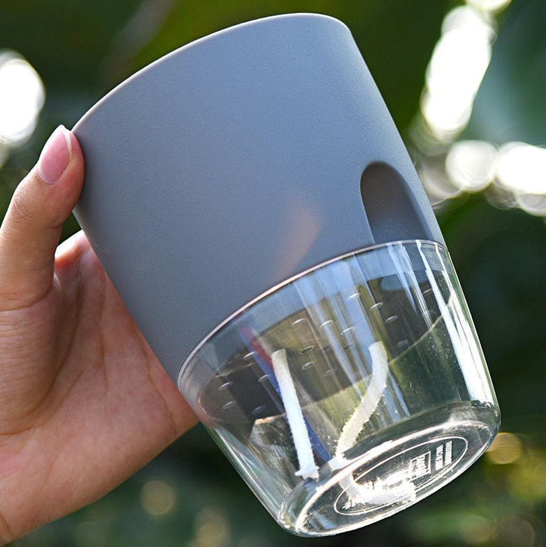 Moderner selbstbewässernder Blumentopf AquaBloom als stilvolle Dekoration. Automatische Pflanzenpflege für Ihr Zuhause.