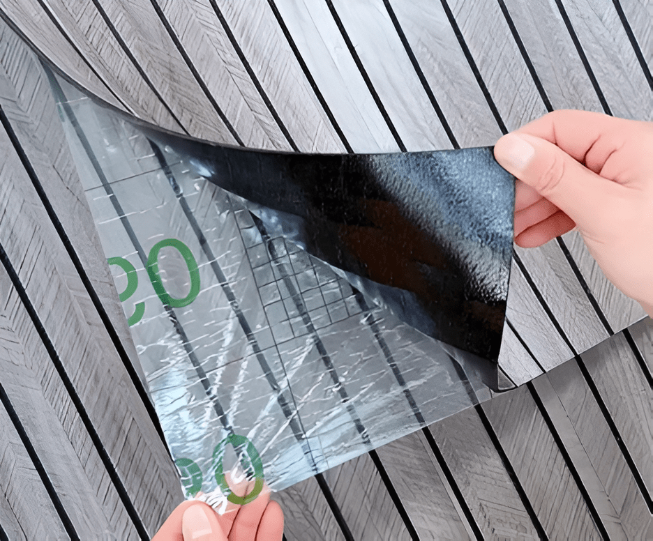 Verlegte selbstklebende 3D Akupanel Wandpaneele in Holzoptik für eine homogene und moderne Wandgestaltung.