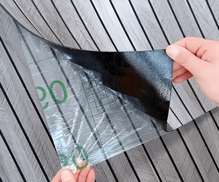 Verlegte selbstklebende 3D Akupanel Wandpaneele in Holzoptik für eine homogene und moderne Wandgestaltung.