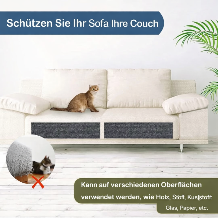 Eine Katze nutzt die selbstklebende Kratzmatte, die Möbel vor Beschädigungen durch Tierkrallen schützt.