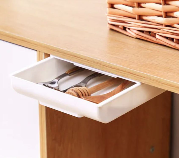 Schnelle Installation: Selbstklebende Untertisch-Schublade einfach unter den Schreibtisch kleben – kein Bohren nötig.