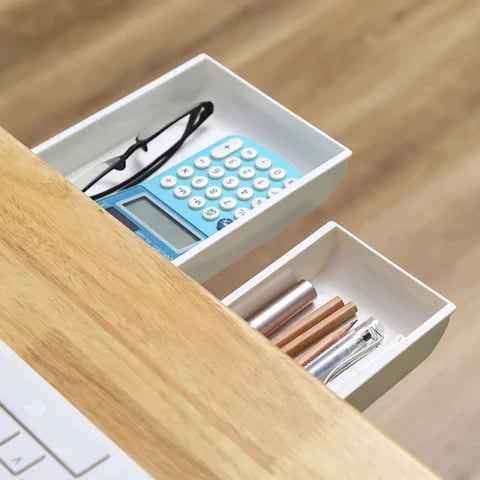 Homeoffice Schreibtisch mit PC und selbstklebender Untertisch-Schublade, die Zubehör ordentlich verstaut.