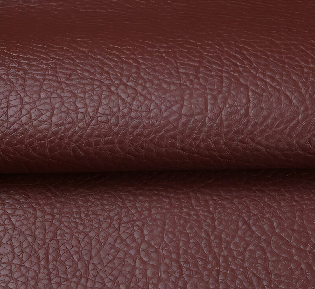 Zeigt den selbstklebenden Reparaturflicken beim Aufkleben auf ein zerrissenes Sofa als einfache Anwendung.