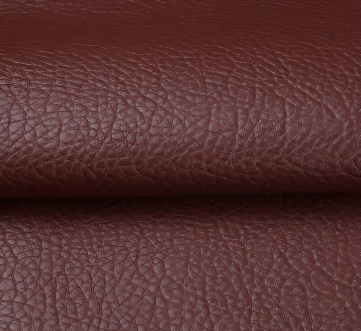Zeigt den selbstklebenden Reparaturflicken beim Aufkleben auf ein zerrissenes Sofa als einfache Anwendung.