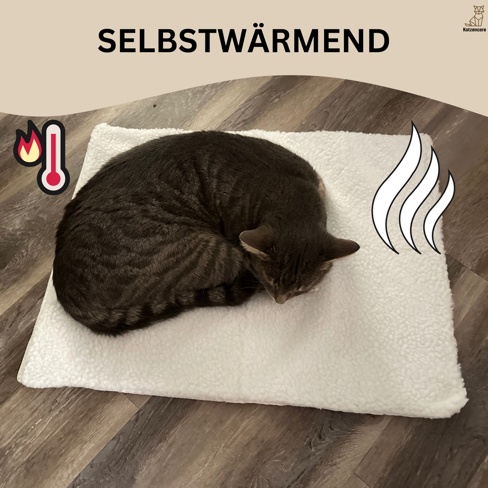 Schlafende Katze genießt die selbstwärmende Katzenmatte WarmPurr™ als gemütlichen Ruheplatz.