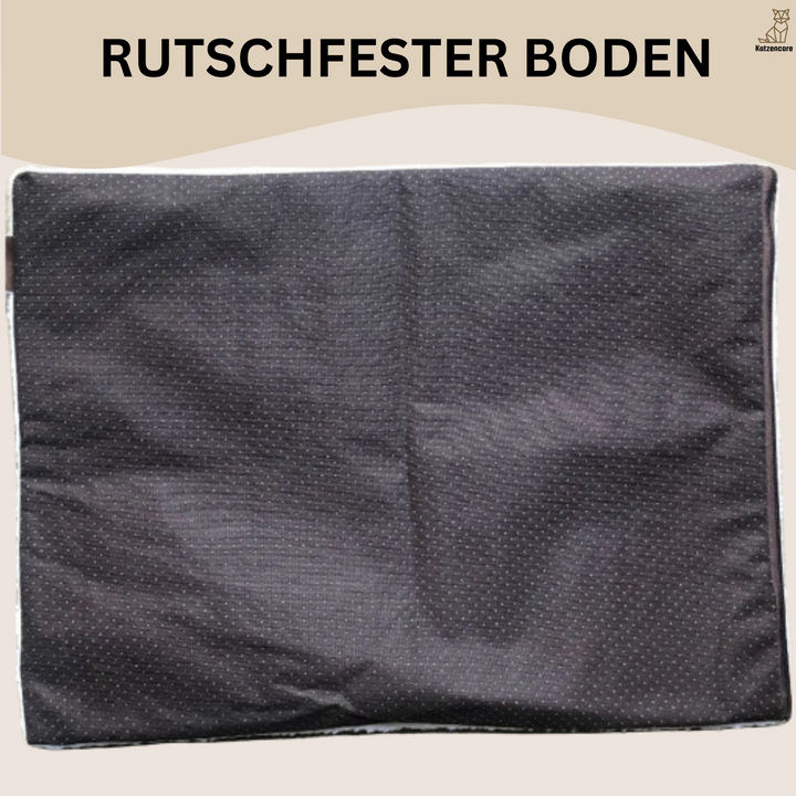 Entspannter Schlaf garantiert mit der selbstwärmenden Katzenmatte WarmPurr™ – ein Traum für jede Katze.