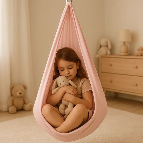 Einfache Installation der SensoNest Therapie-Schaukel im Wohnzimmer; sofortige Entspannung für Familie.