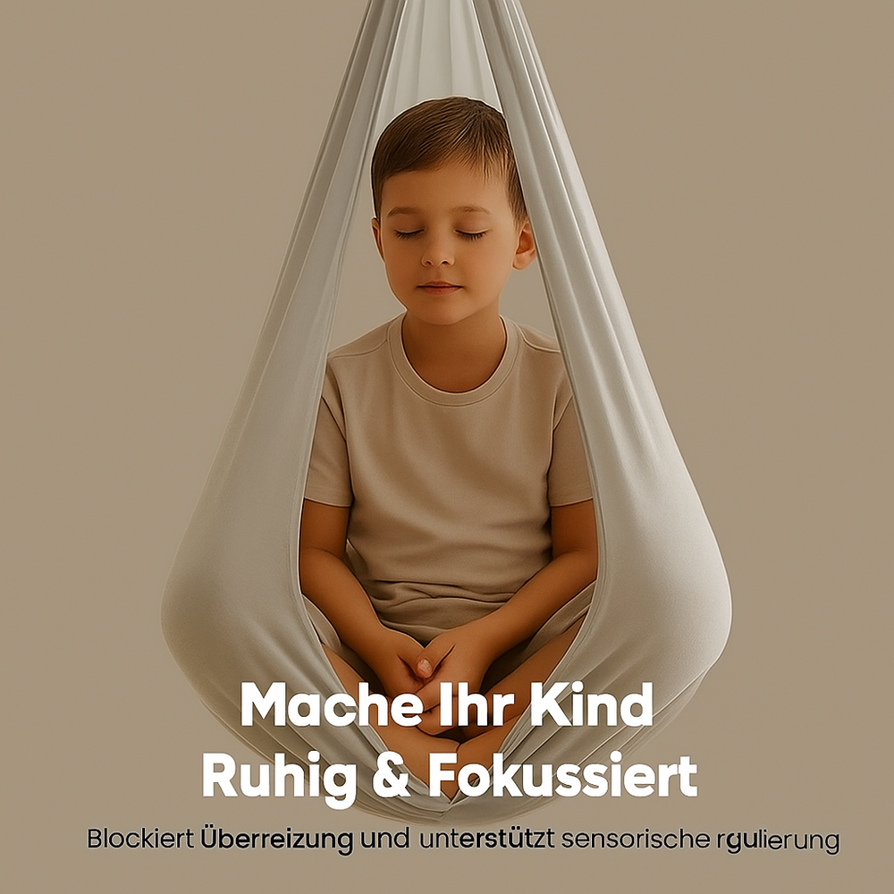 Kind genießt blaue SensoNest sensorische Hängeschaukel; ideal zur Beruhigung bei ADHS & Autismus.