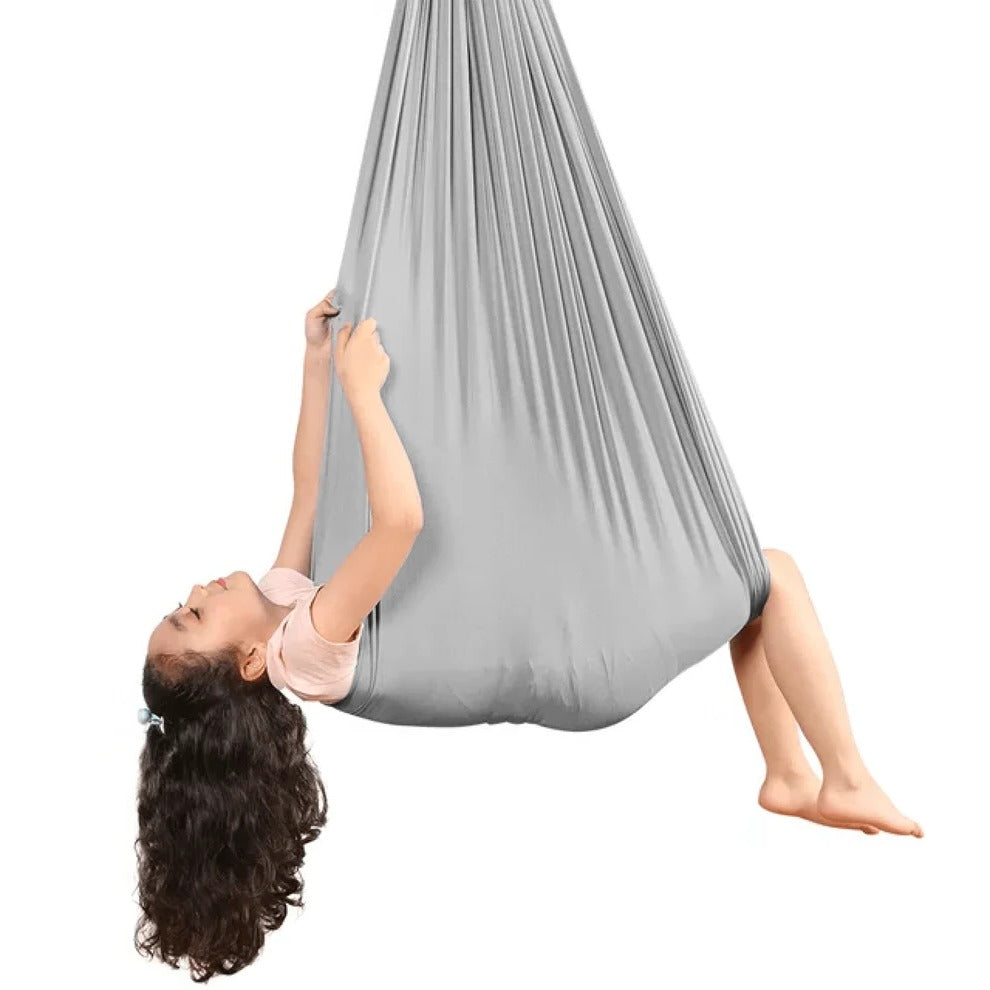 Kind schaukelt friedlich in SensoNest Entspannungs-Schaukel; perfekt für Ruhe, Anti-Stress & Konzentration.
