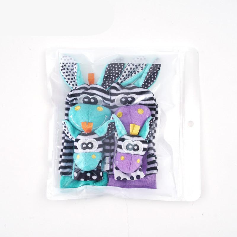 Komplettset sensorischer Babykleidung: 2 Paar Socken und 2 Armbänder mit Rasseln und Tierdesign.