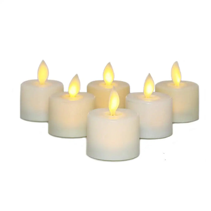 Nahaufnahme einer flammenlosen LED Kerze mit realistischem 3D-Flammeneffekt und flackerndem Docht. Gemütliche Stimmung.