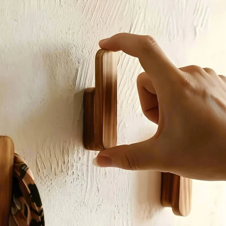 Rustikale Wandhakenleiste aus Holz mit 4 Haken, ideal zur Garderobe & Dekoration für Flur & Schlafzimmer.
