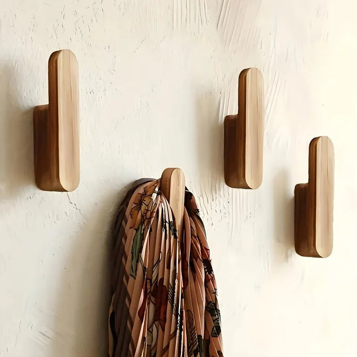 Vielseitiges Set dekorativer Holzhaken (4 Stück) als Wandgarderobe für Jacken, Taschen & mehr im Flur.