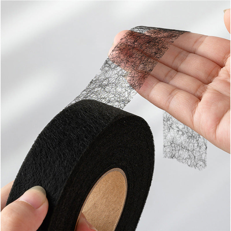 Hände reparieren Stoff mit SewFree Nähband, dem Textilkleber für schnelle, haltbare Fixierungen.