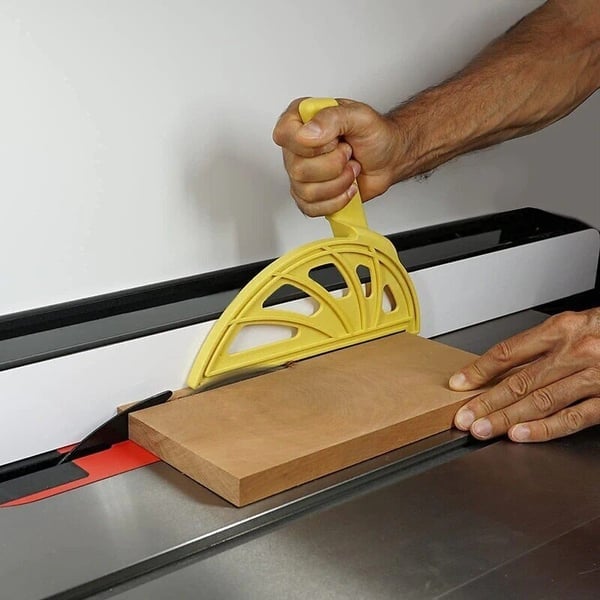 Sicherer Holzbearbeitungs-Schiebeblock für Kreissäge & Oberfräse. Präzise Schnitte, mehr Sicherheit.