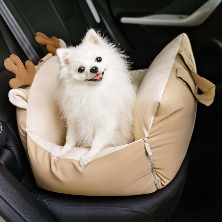 Hundeautositz mit Tiermotiven, bequemes Haustierbett und sichere Autoausstattung.
