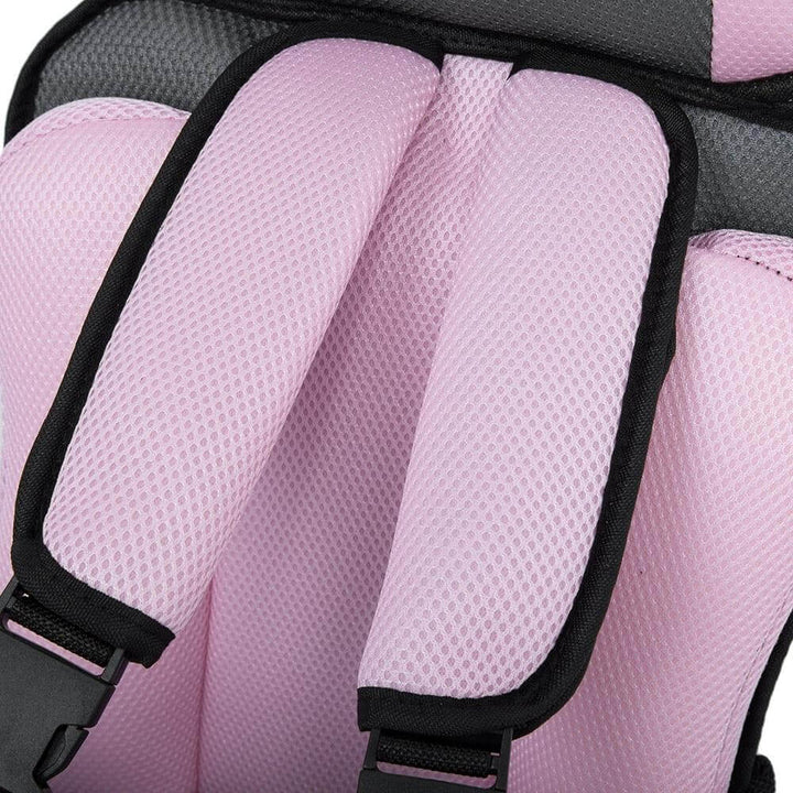 Detailaufnahme des atmungsaktiven Stoffes und der Polsterung des bequemen Kindersitzes.