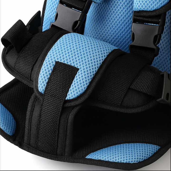 Kindersitz von der Seite, zeigt robustes Design und ergonomische Form für Baby und Kleinkind.