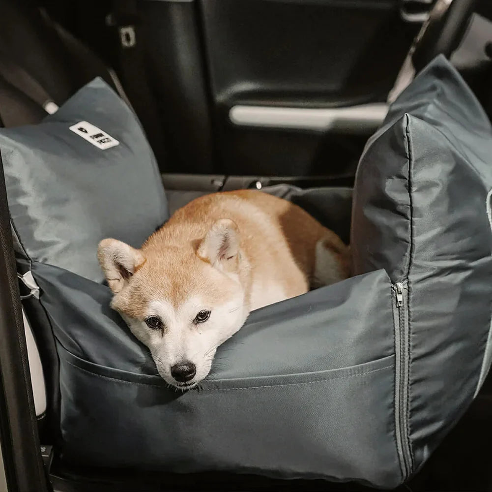 Sicheres Hunde-Autositzbett für entspannte Fahrten, robust & komfortabel.