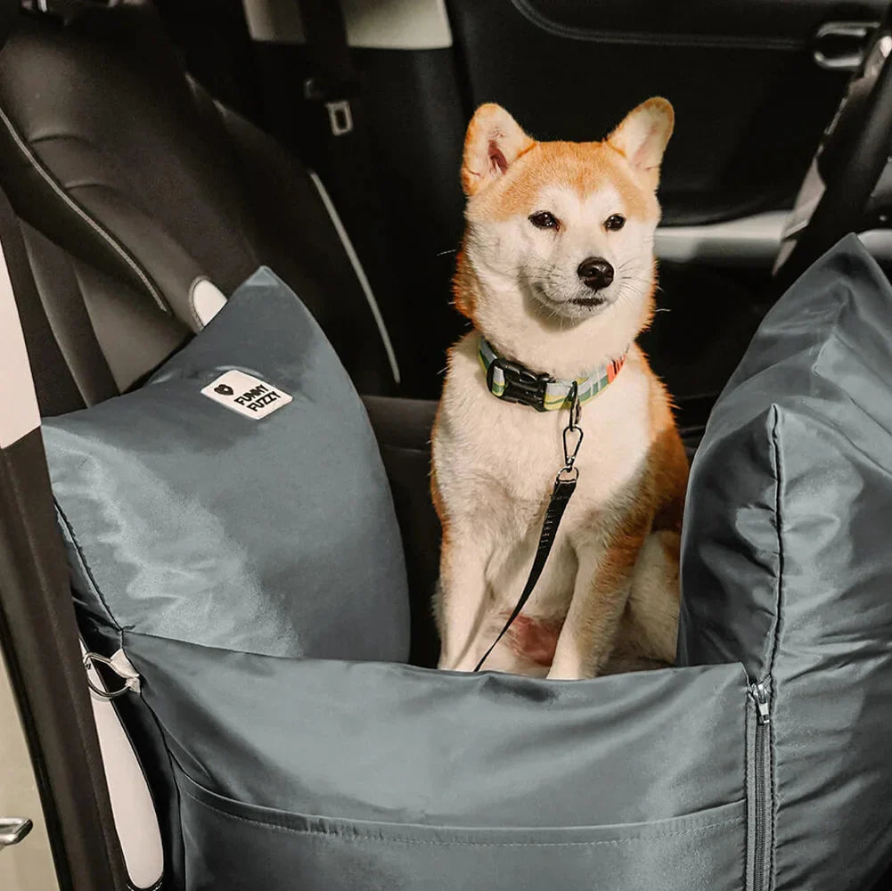 Gemütliches Hundebett fürs Auto, weich gepolstert für entspannten Reisekomfort.