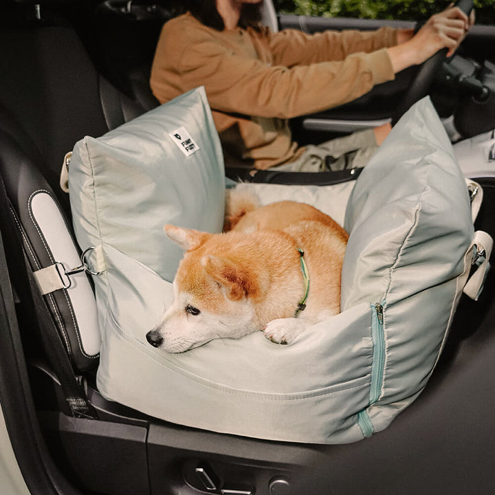 Leeres Hunde-Autositzbett mit hohen Seiten für Komfort & Sicherheit.