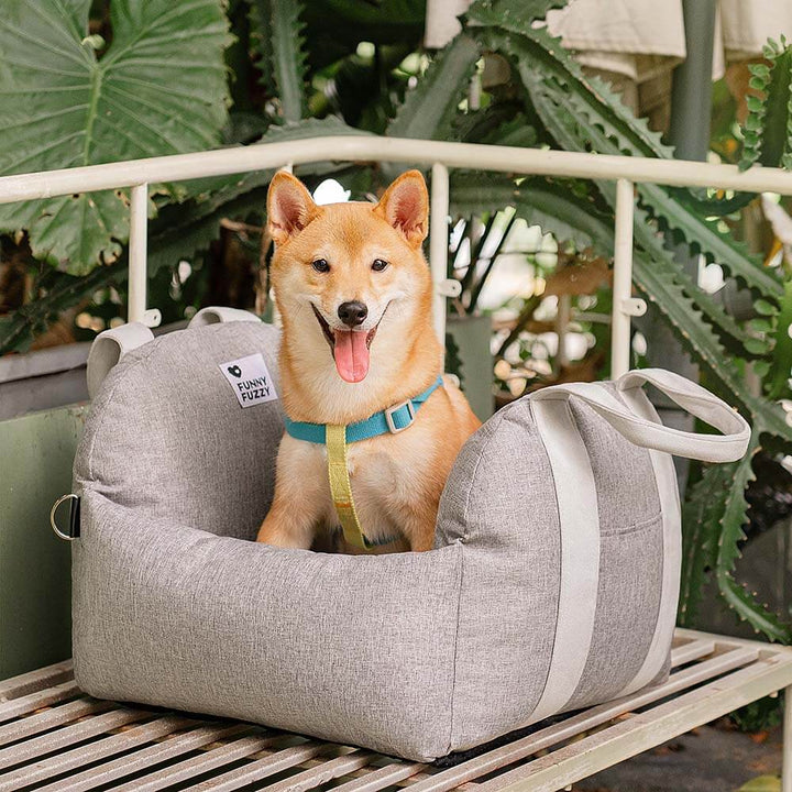 Hunde-Autositzbett mit Stauraum für Leckerlis & Spielzeug, praktisch für Reisen.