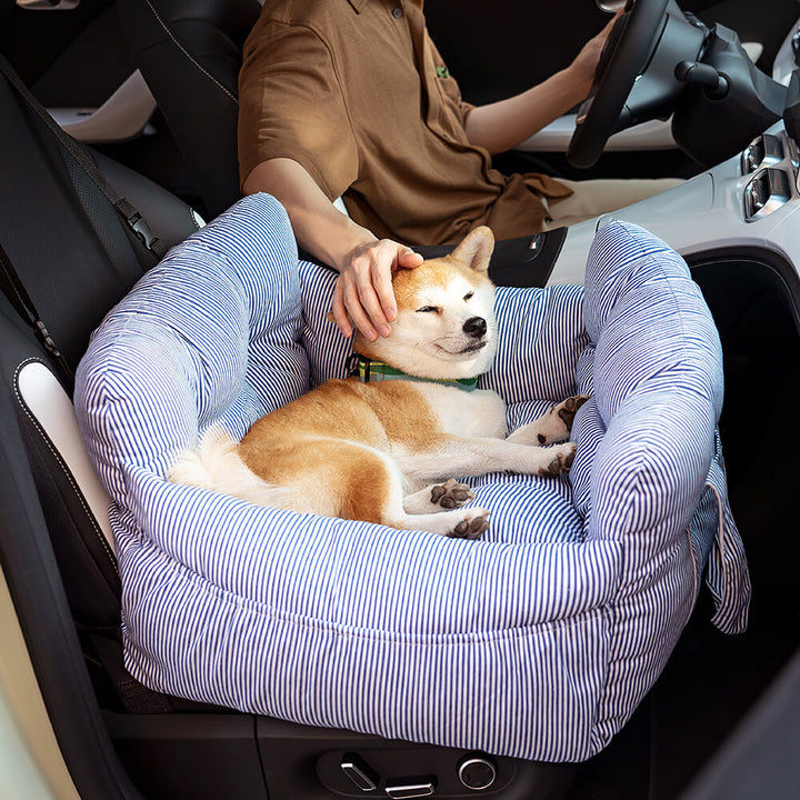 Elegantes Hunde-Autositzbett in neutralen Farben, passt zu jedem Autoinnenraum.