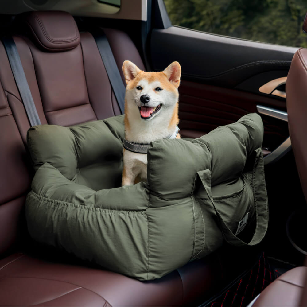 Hunde-Autositzbett, das den Hund vor plötzlichen Bremsmanövern schützt, sicher.