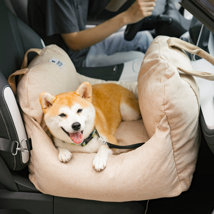 Hunde-Autositzbett mit gepolsterten Wänden für zusätzlichen Aufprallschutz.