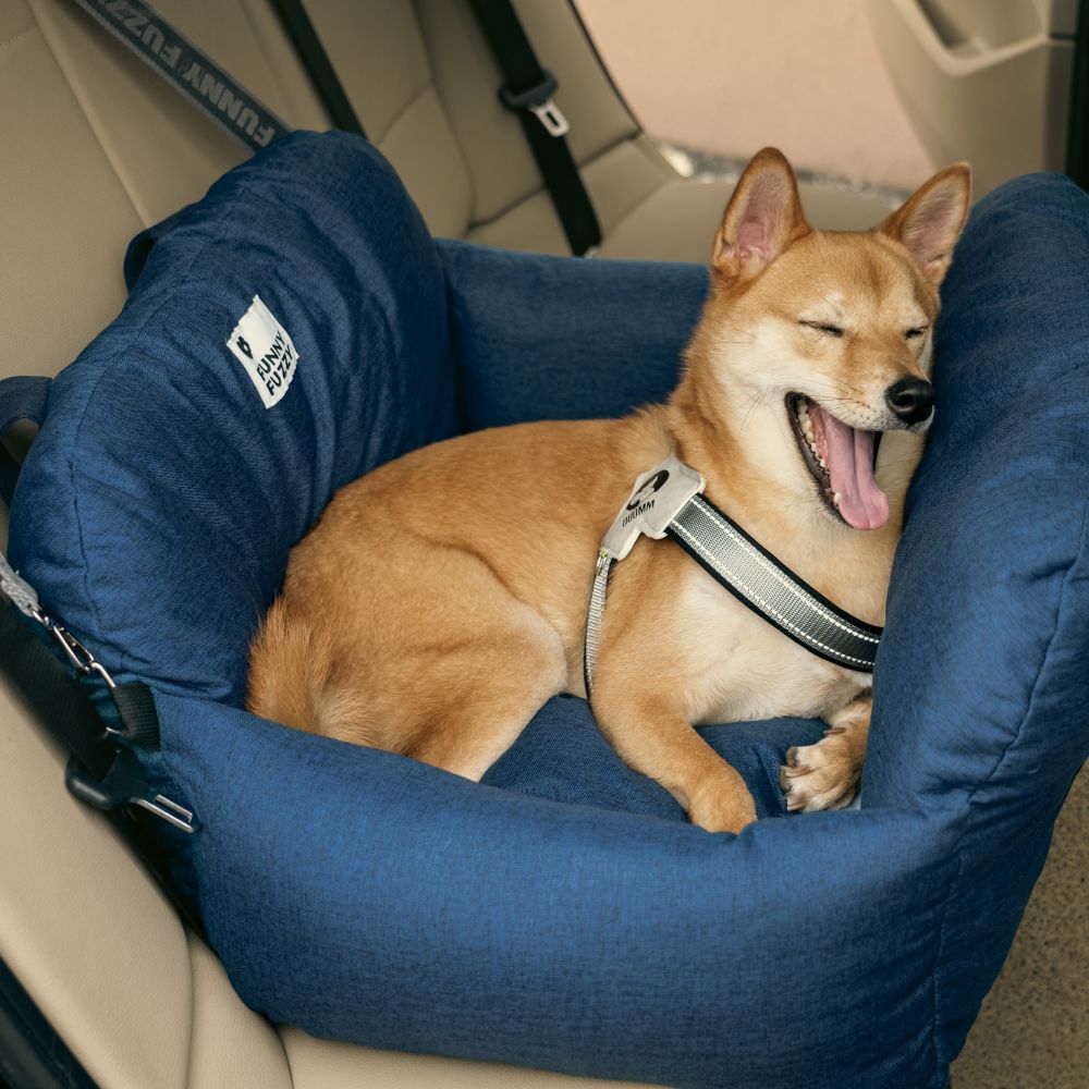Entspannt ankommen: Ihr Hund fühlt sich wohl im sicheren Hunde-Autositzbett.