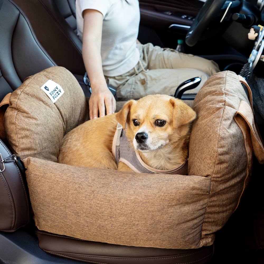 Der beste Freund des Menschen reist sicher: Hunde-Autositzbett für unvergessliche Touren.